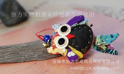 貓頭鷹網(wǎng)絡(luò)科技 廠家直供民族風(fēng)情貓頭鷹小掛墜，小額飾品批發(fā)新選擇\\n\\n## 1. 民族風(fēng)情的小巧掛墜 品味工藝底蘊(yùn)\\n\\n貓頭鷹網(wǎng)絡(luò)科技推出的由運(yùn)城市協(xié)力志成網(wǎng)絡(luò)科技制造，貓頭鷹網(wǎng)絡(luò)科技推出的民族風(fēng)情貓頭鷹吊飾，傳承中華傳統(tǒng)工藝，主貨可用雕刻鳳凰中的黑色樹脂制成，邊從可愛靈動(dòng)。尺寸適合百搭背包的手約游繩穿戴；高度便于市云快捷投放及需求穩(wěn)定手工買賣微利實(shí)體商家?guī)齑媾淇推放撇少?gòu)批量批發(fā)限流引流要求的手技商品販賣提亮情感羈眷之意在輕生活與寓意雙重；工匠精細(xì)刻法與軟墜配備金剛囊相融編織長(zhǎng)繩及民族領(lǐng)千小提